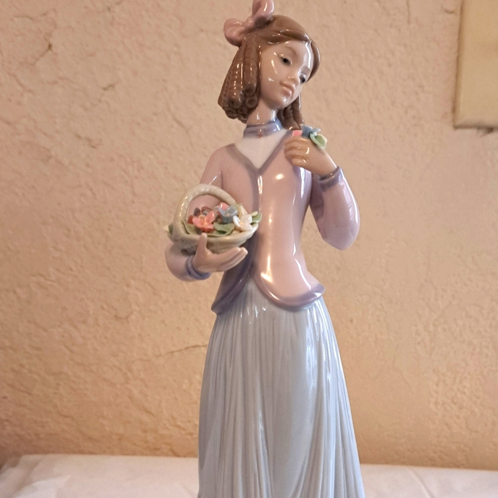 Excellent Lladro SCS 1996 Porcelain Figurine. Innocence in Bloom in original box